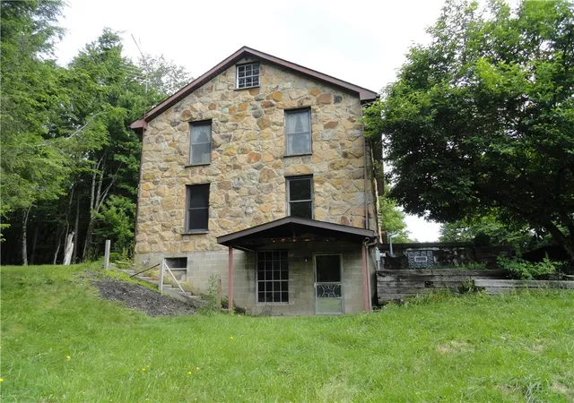 Photo 4 of House for sale at 1074 Annisville Rd, Petrolia, PA 16050 | MLS# 1764242 | Listing updated on 2026-07-17