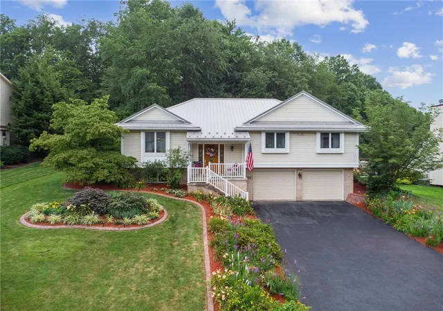 Homes for sale in Penn Twp, PA | 1074 Redoak Dr, Penn Twp, PA 15636 | MLS# 1764304