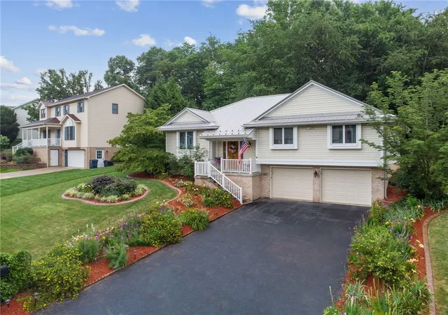 Homes for sale in Penn Twp, PA | 1074 Redoak Dr, Penn Twp, PA 15636 | MLS# 1764304