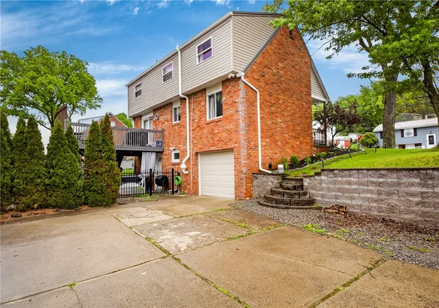 Homes for sale in Shaler, PA | 1521 Fernledge Dr, Shaler, PA 15101 | MLS# 1764364