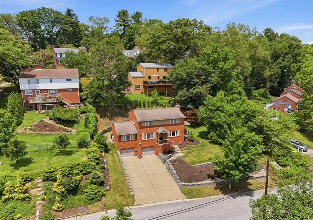 3rd image of 4 Allendale Pl, Pittsburgh, PA 15228 | MLS# 1764250