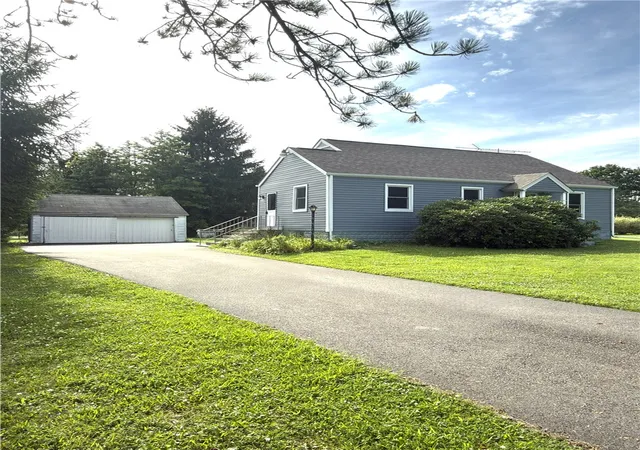 Homes for sale in Penn Twp, PA | 201 Fairway Lane, Penn Twp, PA 16002 | MLS# 1764248
