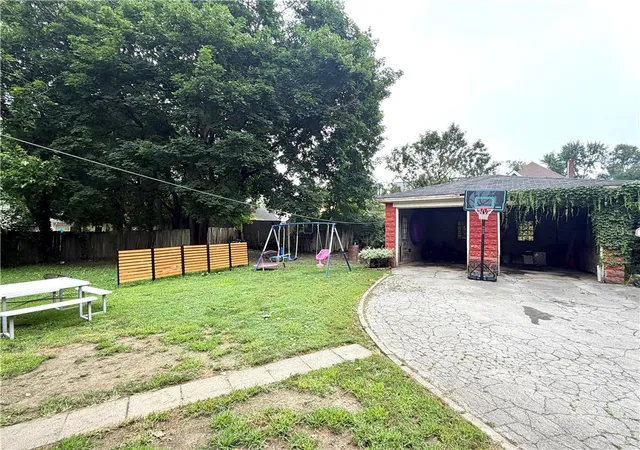 Listing Photo 2 - Condo for sale in building located at 311 Boyles Ave, New Castle, PA 16101 - Unit #