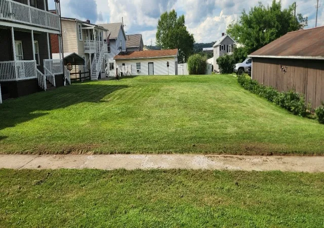 Listing Photo 2 - Condo for sale in building located at 815,817,819,821 2nd St, Ellwood City, PA 16117 - Unit #