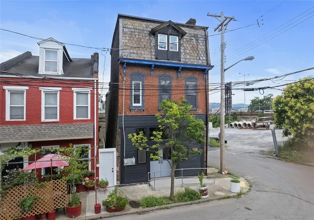 Homes for sale in Oakland, PA | 23 Seneca St, Oakland, PA 15219 | MLS# 1764745