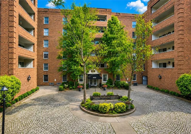 2nd image of 302 Fox Chapel Rd #307, O'hara, PA 15238 | MLS# 1764851