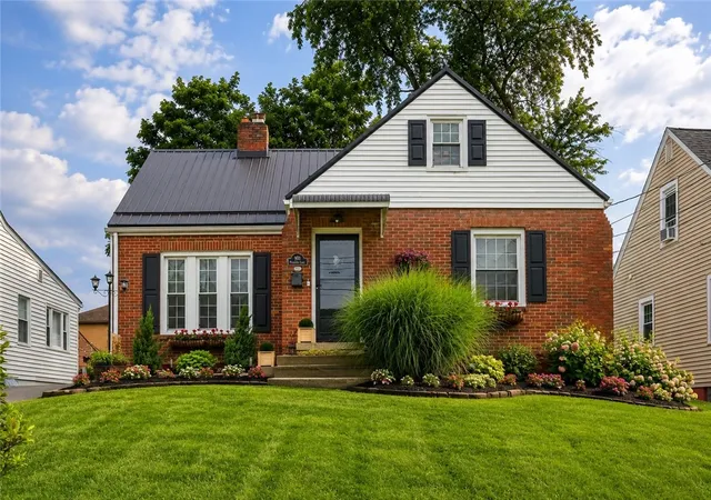 2nd image of 904 Plymouth Ln, Ellwood City, PA 16117 | MLS# 1764488