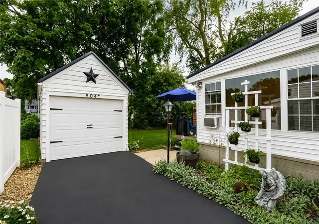 4th image of 904 Plymouth Ln, Ellwood City, PA 16117 | MLS# 1764488