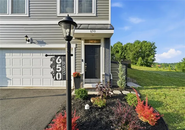 Homes for sale in Collier Twp, PA | 650 Olivia St, Collier Twp, PA 15205 | MLS# 1764904