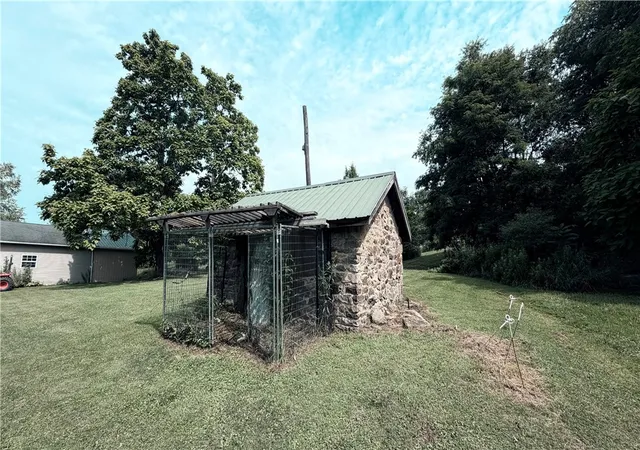 2nd image of 2307 Princeton Rd, New Castle, PA 16101 | MLS# 1765115