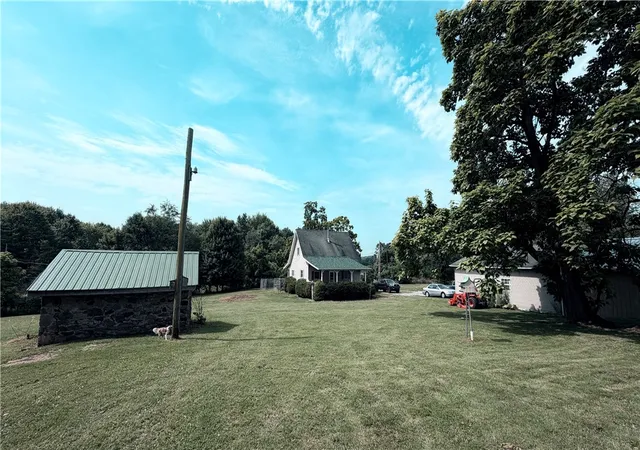 3rd image of 2307 Princeton Rd, New Castle, PA 16101 | MLS# 1765115
