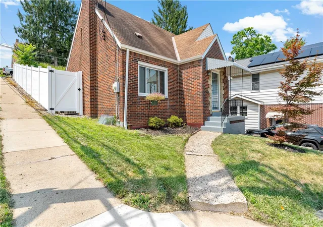 Photo 2 of Single family home for sale at 1137 Merrick Ave, Brookline, PA 15226 | MLS# 1765282 | Listing updated on 2026-08-02