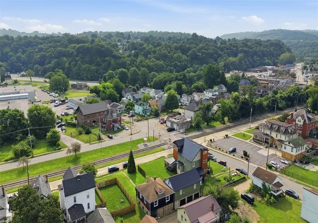 Homes for sale in New Kensington, PA | 509 6th Ave, New Kensington, PA 15068 | MLS# 1765230