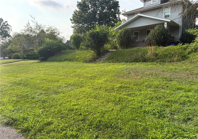 2nd image of 108 W Lincoln Ave, New Castle, PA 16101 | MLS# 1765374