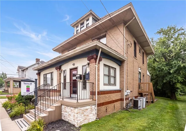 2nd image of 208 W New Castle St, Zelienople Boro, PA 16063 | MLS# 1764735