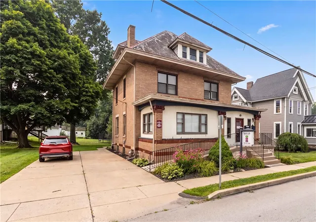 4th image of 208 W New Castle St, Zelienople Boro, PA 16063 | MLS# 1764735
