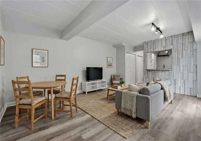3rd image of 5708 Walnut St, Pittsburgh, PA 15232