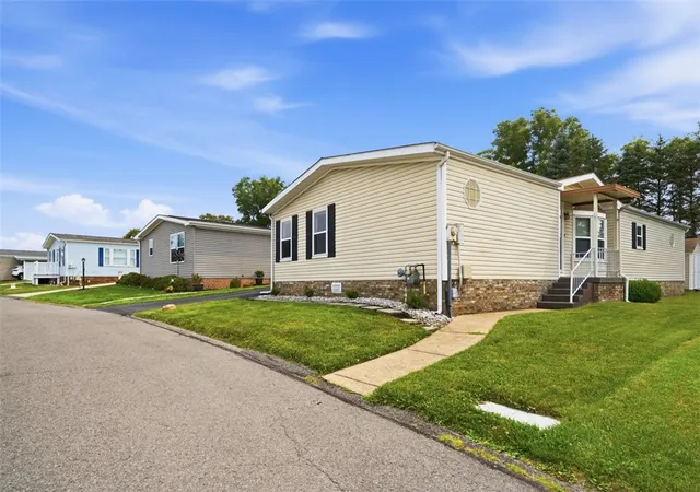 Homes for sale in Carnegie, PA | 464 Canterbury Cir, Carnegie, PA 15106 | MLS# 1765507