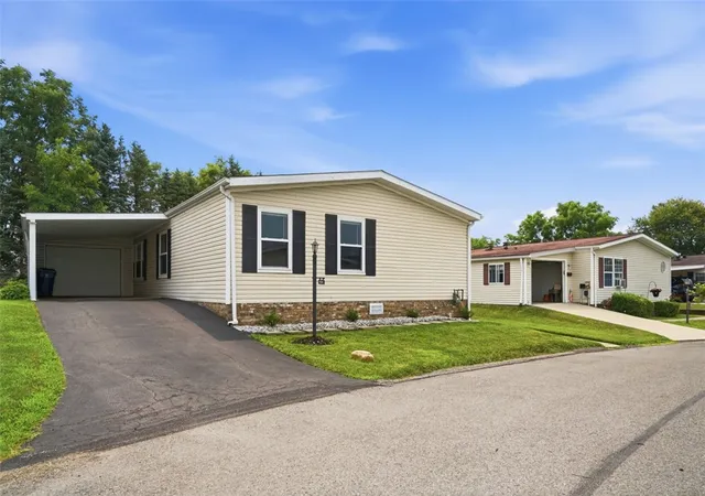 Homes for sale in Carnegie, PA | 464 Canterbury Cir, Carnegie, PA 15106 | MLS# 1765507