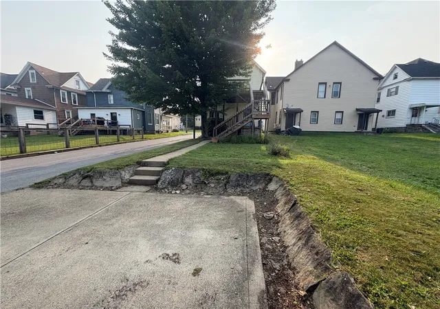 4th image of 214 1St St, City Of But Ne, PA 16001 | MLS# 1765576