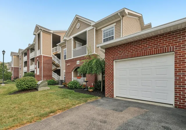 1st image of 521 Stockton Ridge, Cranberry Twp, PA 16066 | MLS# 1765588