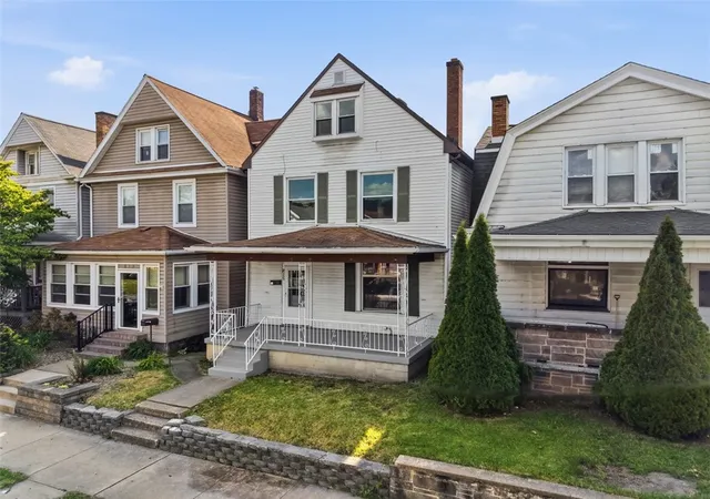 2nd image of 815 Maplewood Ave, Ambridge, PA 15003 | MLS# 1765109