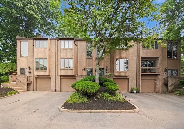 1st image of 162 Linden Ct, Ross Twp, PA 15237 | MLS# 1765506