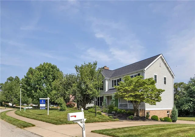2nd image of 1702 Wheatland Ct, Moon/crescent Twp, PA 15108 | MLS# 1765915