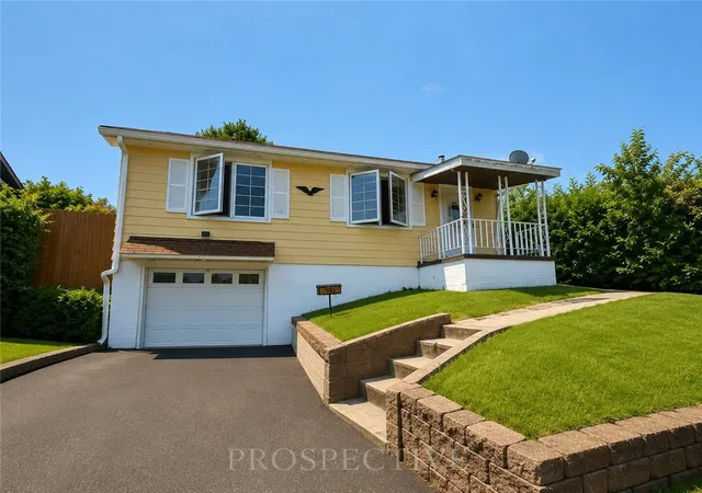 Photo 2 of Single family home for sale at 520 Pinehurst Dr, N Versailles, PA 15137 | MLS# 1765986 | Listing updated on 2026-09-19