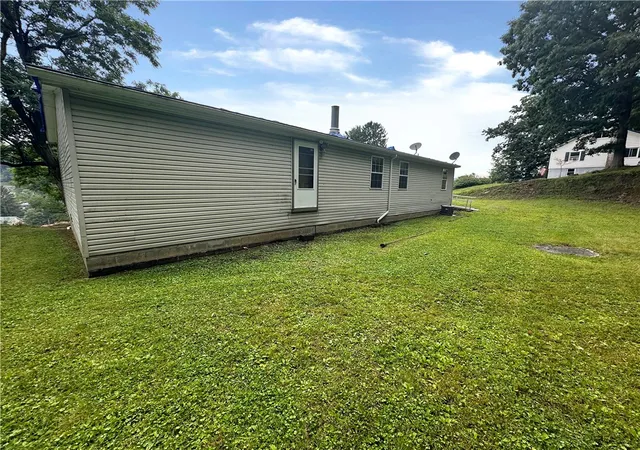 Photo 2 of Manufactured home for sale at 1818 Pershing St, Johnstown, PA 15902 | MLS# 1765900 | Listing updated on 2026-08-05