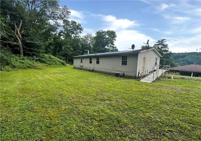 Photo 3 of Manufactured home for sale at 1818 Pershing St, Johnstown, PA 15902 | MLS# 1765900 | Listing updated on 2026-08-05