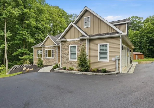 3rd image of 246 Tanglewood Dr, New Castle, PA 16105 | MLS# 1763619
