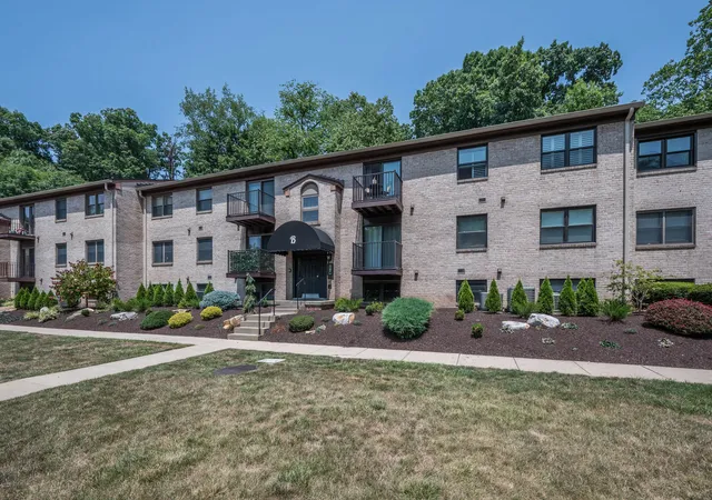 2nd image of 300 Gilkeson Rd #7B, Mt Lebanon, PA 15228 | MLS# 1766278