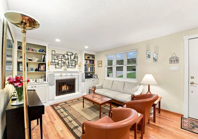 3rd image of 1224 Raven Dr, Scott Twp, PA 15243 | MLS# 1766281