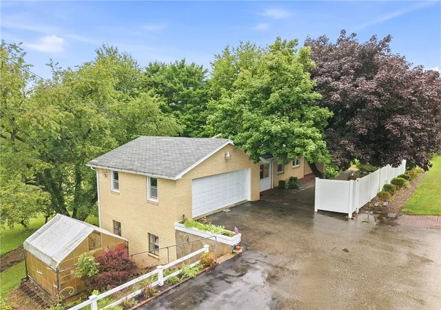 2nd image of 2552 S Hermitage Rd, Hermitage, PA 16148 | MLS# 1766169