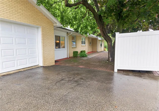 3rd image of 2552 S Hermitage Rd, Hermitage, PA 16148 | MLS# 1766169
