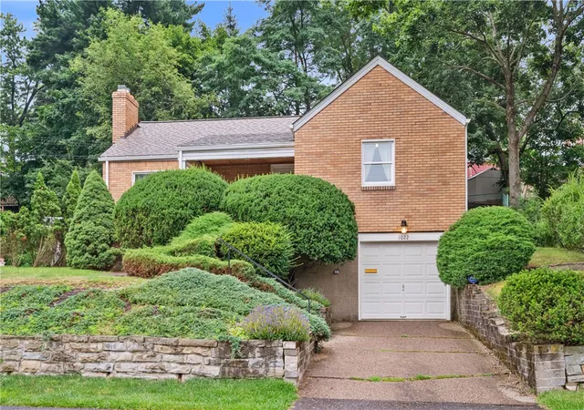 2nd image of 1022 Willow Dr, Ross Twp, PA 15237 | MLS# 1766175