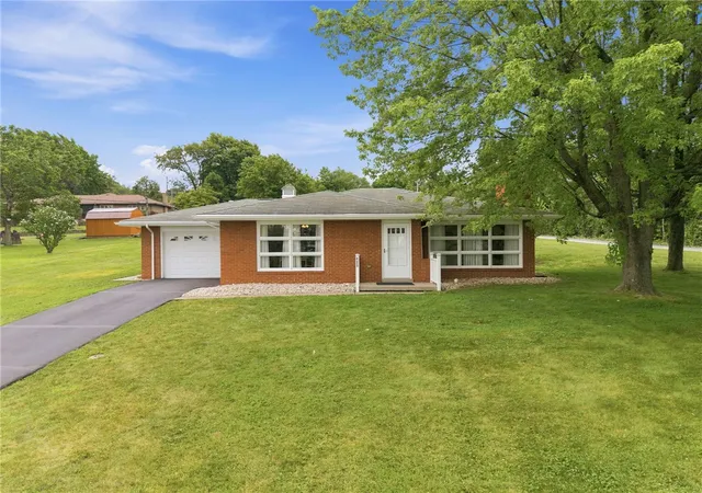2nd image of 402 Pierce St, Latrobe, PA 15650 | MLS# 1766439