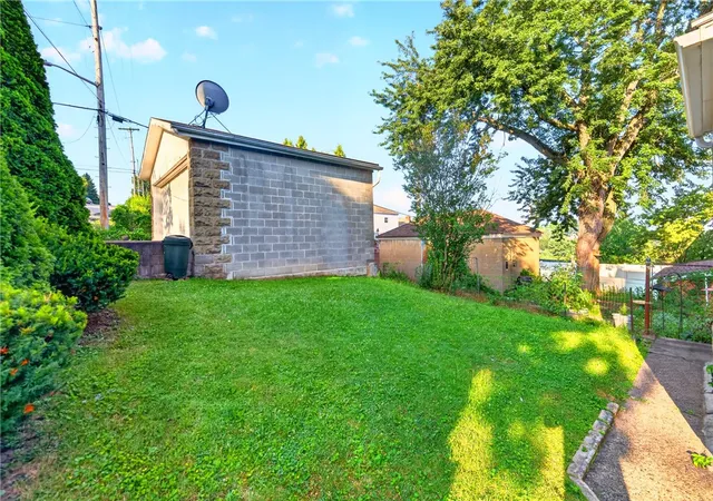3rd image of 842 Greenfield Ave, Greenfield, PA 15217 | MLS# 1766367