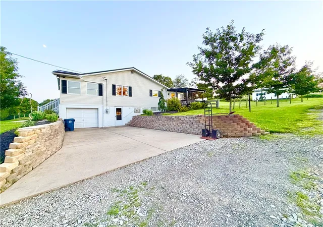 Photo 3 of Single family home for sale at 1285 Harrison City Export Rd, Jeannette, PA 15644 | MLS# 1766510 | Listing updated on 2026-07-26