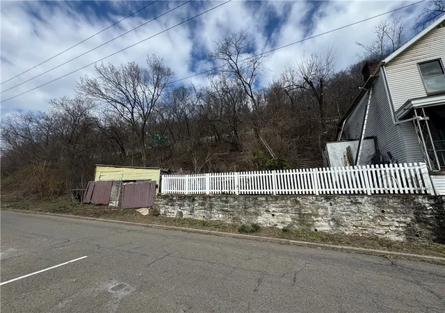 2nd image of 1881 Noble St, Sharpsburg, PA 15215 | MLS# 1766549