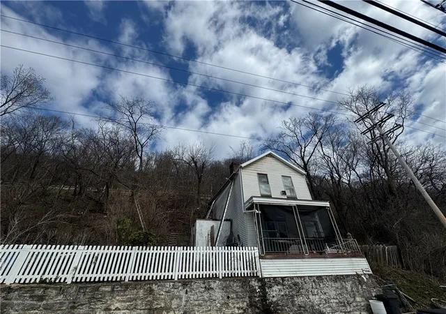 Photo 3 of Single family home for sale at 1881 Noble St, Sharpsburg, PA 15215 | MLS# 1766549 | Listing updated on 2026-08-31