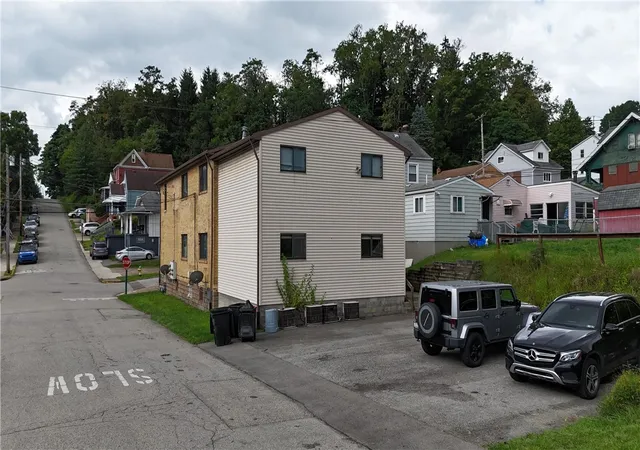 2nd image of 569 Woodmont Ave, East Mc Keesport, PA 15035 | MLS# 1766665