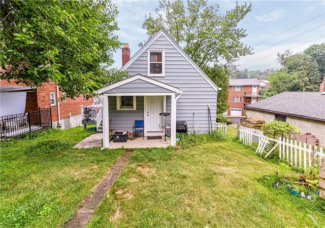5th image of 4052 Meadowbrook Blvd, Brentwood, PA 15227 | MLS# 1765882