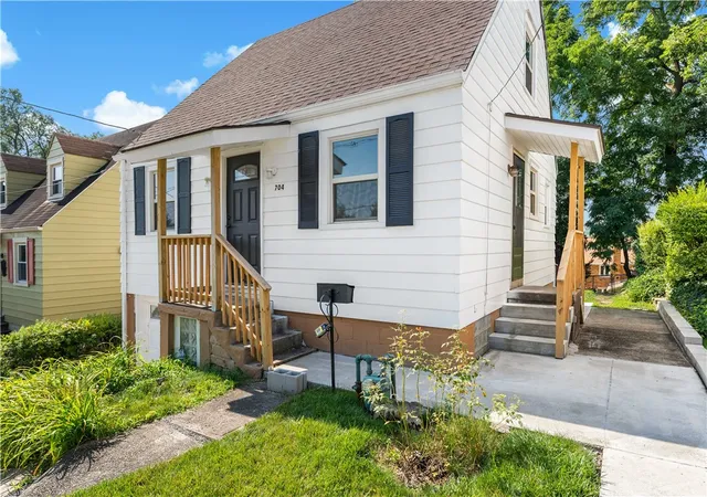 Photo 2 of Single family home for sale at 704 Crysler St, Brookline, PA 15226 | MLS# 1765959 | Listing updated on 2026-07-30