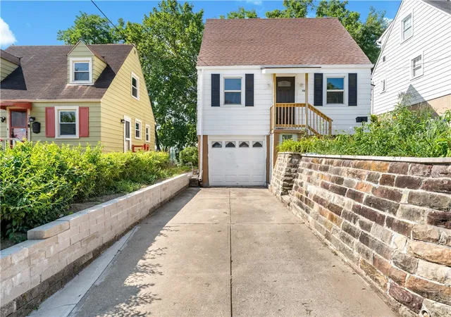 Photo 3 of Single family home for sale at 704 Crysler St, Brookline, PA 15226 | MLS# 1765959 | Listing updated on 2026-07-30
