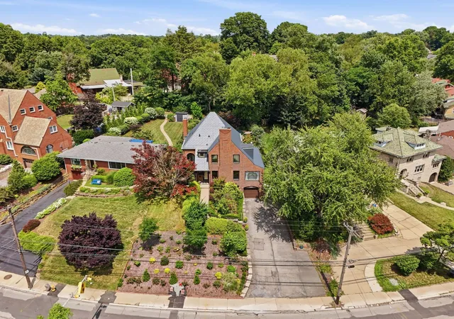 2nd image of 1281 Washington Rd, Mt Lebanon, PA 15228 | MLS# 1766829