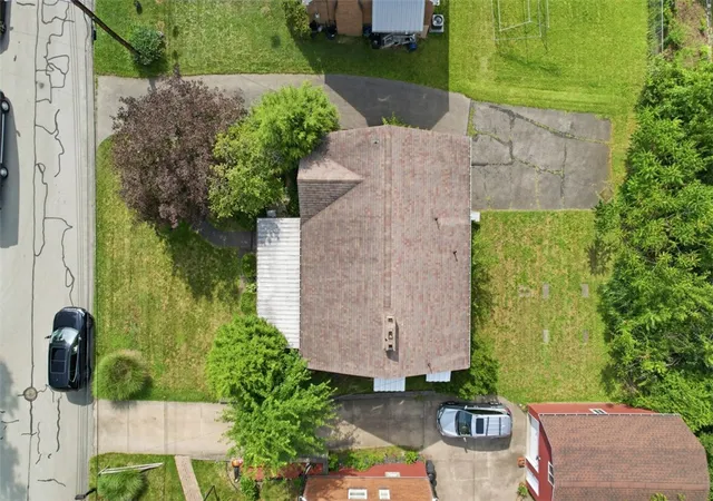 2nd image of 125 White Oak Dr, White Oak, PA 15131 | MLS# 1766851