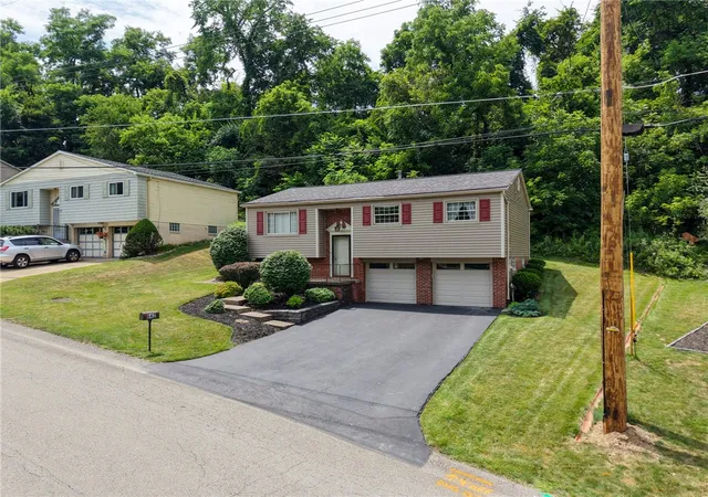2nd image of 642 Pikeview Dr, Plum Boro, PA 15239 | MLS# 1766995