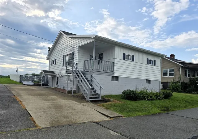 Photo 1 of Single family home for sale at 206 Meadowview Dr, Latrobe, PA 15650 | MLS# 1766885 | Listing updated on 2026-08-31